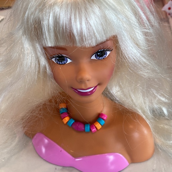 Vintage Barbie Doll Head to practice hairstyles - Picture 2 of 3